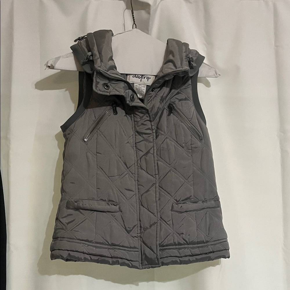 Daytrip Shiny Gray Quilted Vest XS EUC